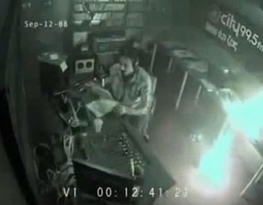 شاهد ..  الأستوديو يحترق والمذيع يكمل البرنامج