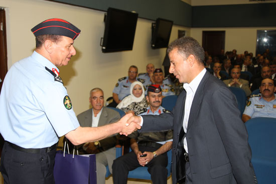 الطوالبة يكرم عددا من كبار الضباط المتقاعدي