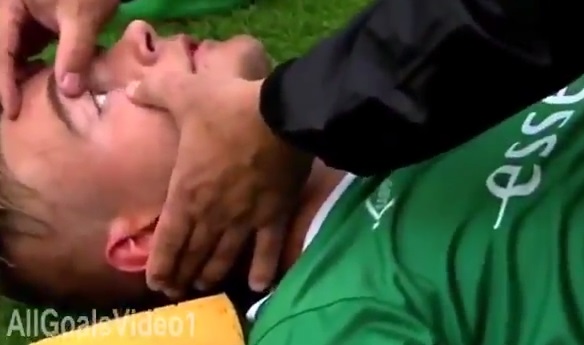 لاعب يفقد وعيه بعد تعرضه لبطاقة حمراء  ..  فيديو
