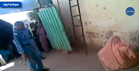 بالفيديو: جلد فتاة سودانية يثير جدلاً واسعاً