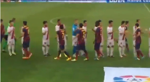 شاهد ..  لاعب برشلوني يرفض مصافحة ميسي
