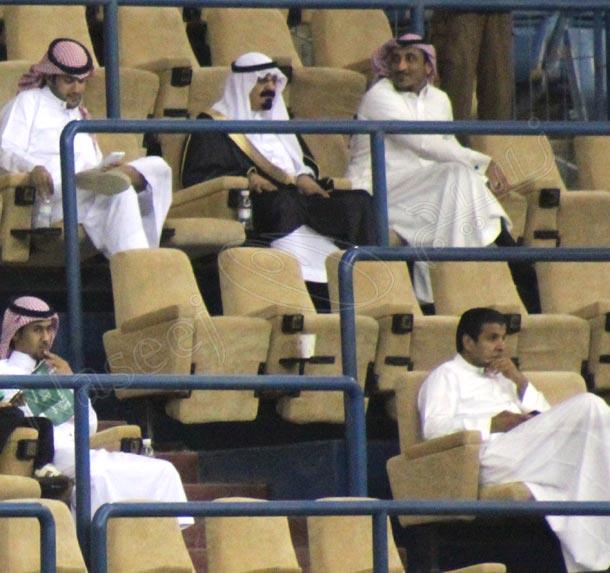 بالصور ..  شبيه الملك عبد الله يخطف الأضواء في مباراة كرة قدم