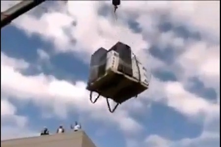 بالفيديو : رافعه تتسبب بتحطيم سيارة
