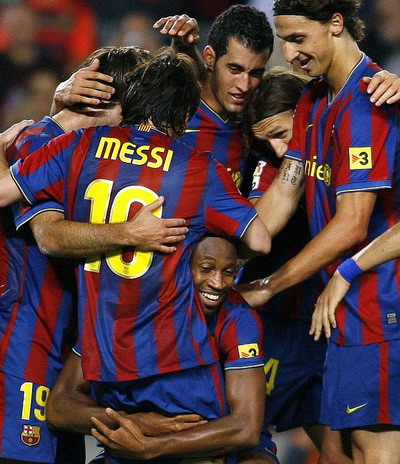 برشلونة يسحق اتليتيكو بخمسة أهداف ويتصدر الدوري الاسباني