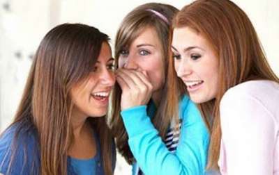 كيف يمكن للفتاة أن تحول الصداقة إلى حب؟