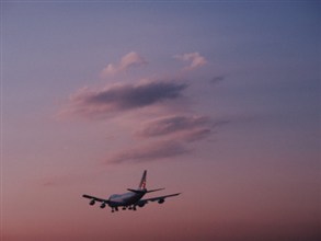 طيار يتعرض لـ«أزمة قلبية» في الجو