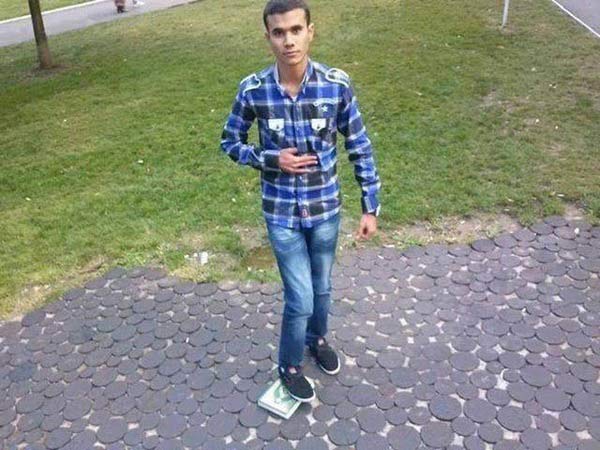 هذا الشاب مطلوب للعدالة لدوسه القرآن  ..  !