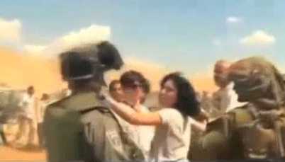 بالفيديو  ..  دبلوماسية فرنسية تضرب جندياً إسرائيلياً