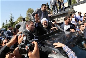 أنصار روحاني يستقبلونه ومعارضوه يهتفون الموت لأميركا