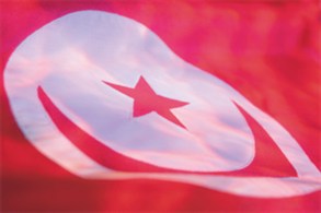 بائع متجول في تونس يضرم النار في سيارة للشرطة