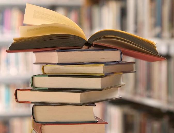 أساتذة في الجامعات يمارسون تجارة الكتب على طلابهم