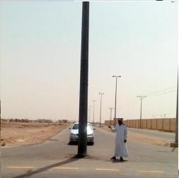 عمود كهرباء يصد شاحنة متهورة عن سوق جديتا