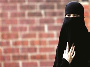 تضرب مسلمة لارتدائها البرقع