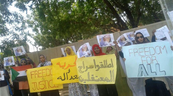  سودانيون يطالبون بإسقاط النظام في جمعة الحرية