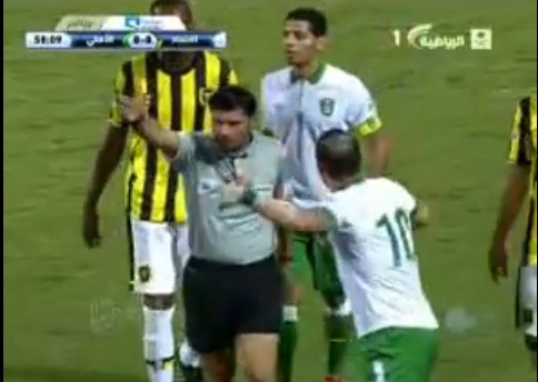 لاعب يرفض الخروج من الملعب ويصاب بحالة هياج .. فيديو