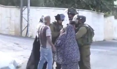 أم فلسطينية تدافع عن طفلها اعتقله الاحتلال .. فيديو