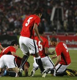 مصر تهزم الجزائر 2- صفر وتفرض مباراة فاصلة