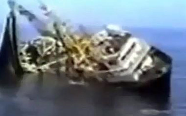 بالفيديو ..  لحظة غرق قارب الموت
