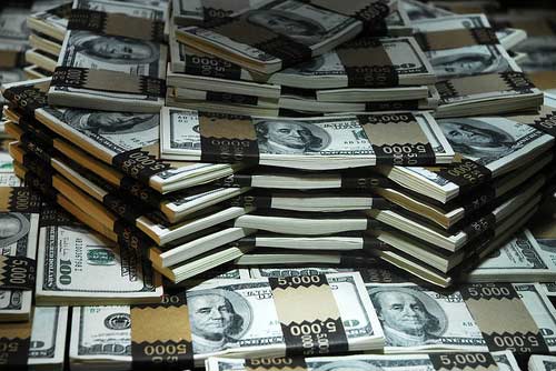 بالفيديو ..  نقل ديون أميركا يحتاج 8500 طائرة و16 مليون حقيبة سفر