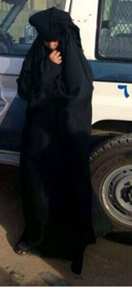 بالصور: القبض على شاب سعودي يتسول بزي نسائي