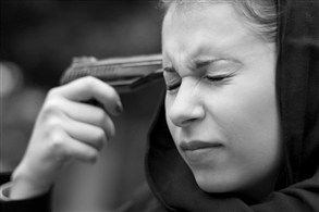 رصاصة تخترق رأس منتحر ..  وتصيب جارته