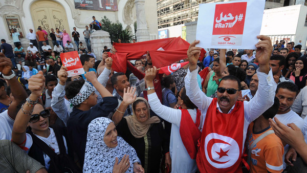 المعارضة التونسية تتأهب للرد على العريض وسط اعتصامات