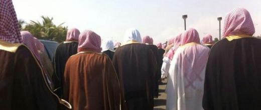 رجال دين يتظاهرون لمنع السعوديات من قيادة السيارة  ..  فيديو