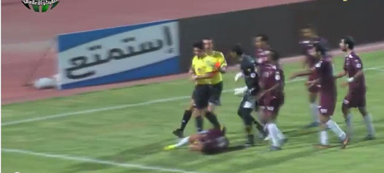 مباراة في الدوري الكويتي تتحول إلى حلبة ملاكمة .. بالفيديو
