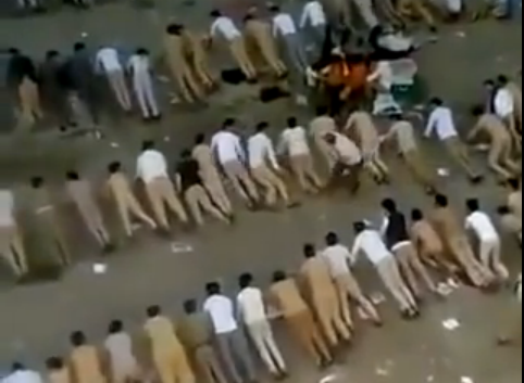 معلم يعاقب طلابه بطريقة جماعية  .. فيديو 
