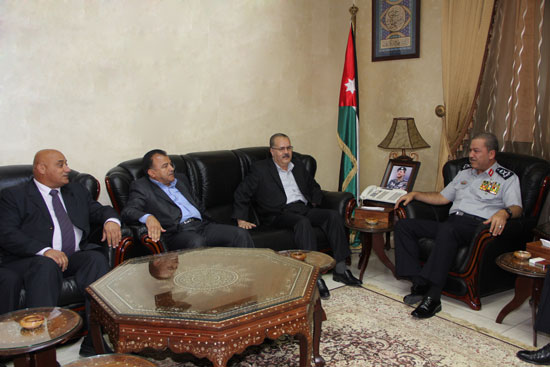 الكوفحي يكرم عدد من ضباط الدفاع المدني المتقاعدين