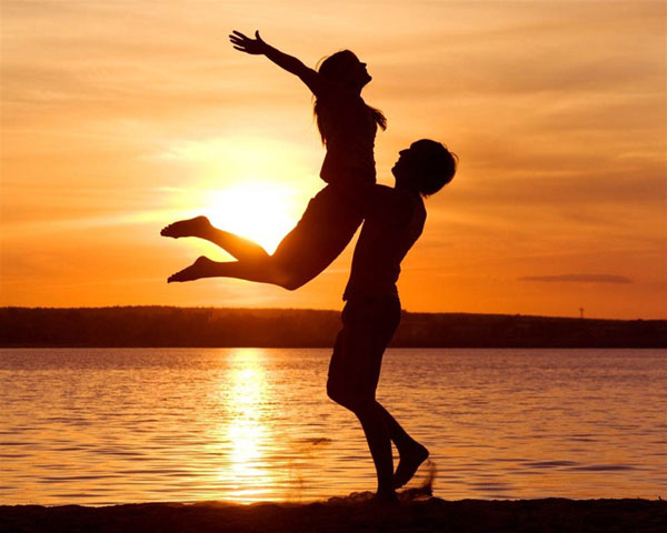 للنساء  ..  اكتشفي حقيقة حب الرجل لك من خطاه
