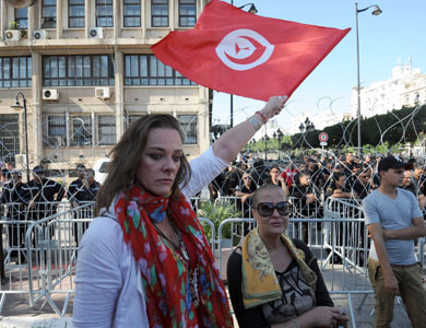 محاولة انتحار جماعي أمام البرلمان التونسي