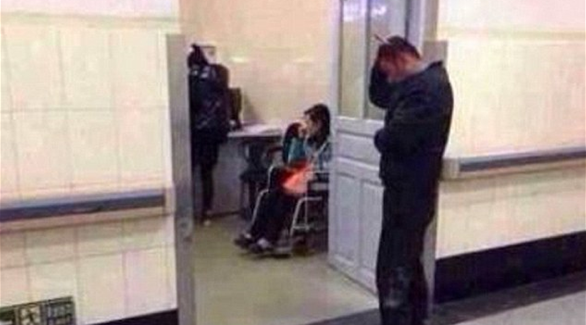 يصل المستشفى والسكين مغروزة في رأسه .. صور