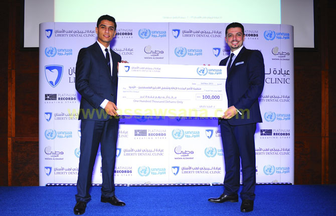 محمد عساف يتسلم شيك الأونروا  ..  صور