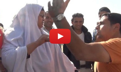 فيديو لشاب مصري يصفع مسنة على وجهها