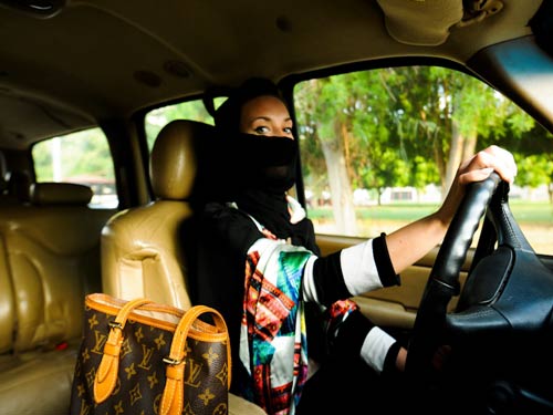 كيري : السماح للنساء في السعودية بقيادة السيارات شأن داخلي