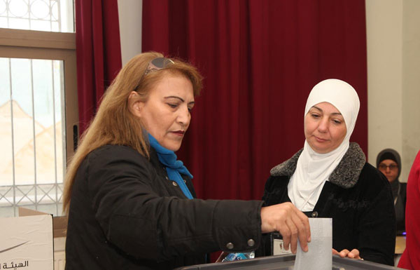 اقبال متواضع على انتخابات اولى عمان - صور