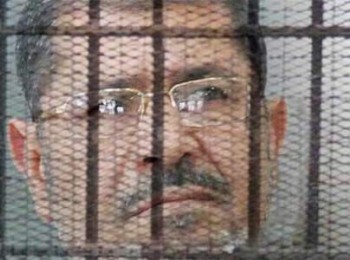 نقل مرسي إلى زنزانة انفرادية 