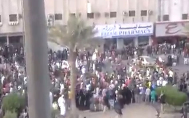 بالفيديو : اثيوبيون يستعرضون بطريقة عسكرية في السعودية