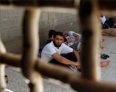 عدد الأسرى الإداريين في سجون الإحتلال 165 أسيرا