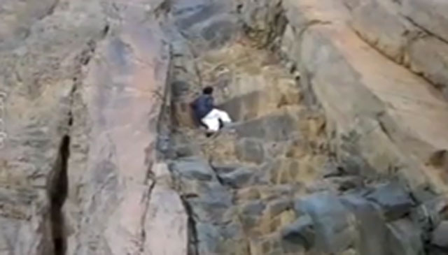 سعودي يسقط من أعلى الجبل وسط تصفيق اصدقائه - فيديو
