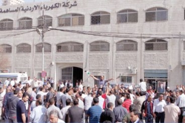 لجنة نيابية تناقش فصل موظفي الكهرباء