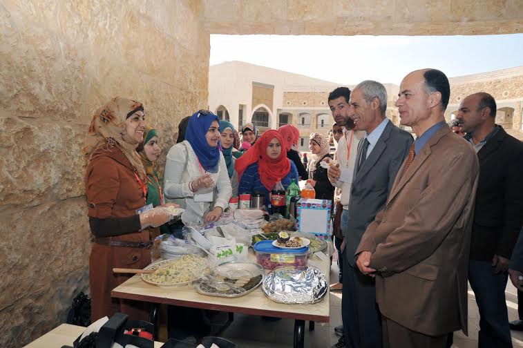 بازار خيري في كلية الصيدلة بالتكنولوجيا