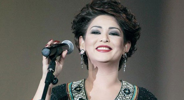 نوال الكويتية تصدم الجمهور بفستان أزرق شفاف  ..  صورة