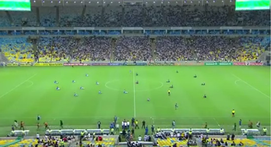 لاعبو فريقين يوقفون مباراة ويجلسون جميعاً على أرض الملعب .. فيديو