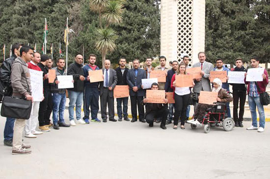 وقفة احتجاجية في الأردنية تنديدا بالعنف الطلابي