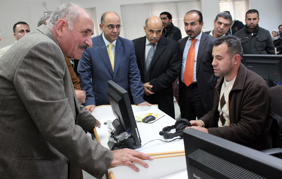 الذنيبات يتفقد قاعة امتحان انتل للمكفوفين