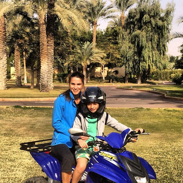 شاهد  ..  الملكة بصحبة الامير هاشم على الدراجة