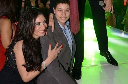 الراقصة دينا تكشف سرّ اصطحاب ابنها في الحفلات .. صورة