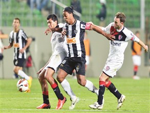 رونالدينيو  يتوج ملكاً لأمريكا اللاتينية